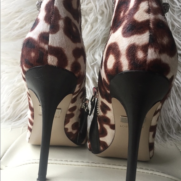 Beautiful pony hair leopard booties size 7 - Picture 3 of 8